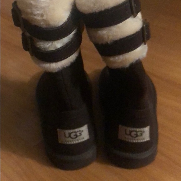 NEVER WORN- UGG short boot - Picture 2 of 3